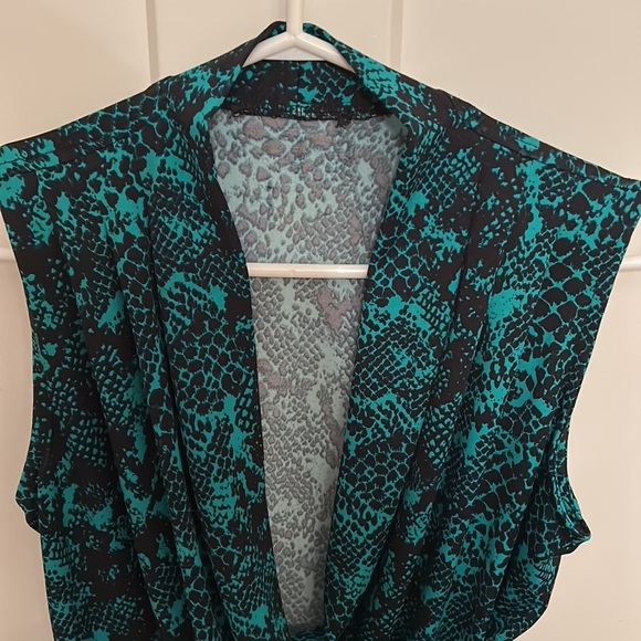 Femme Green & Black Reptile Pattern Sleeveless Faux Wrap Stretchy Top - Picture 3 of 5